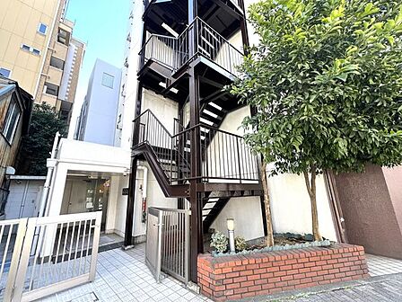 都会的な、ハイセンスな空間とともに、対照的な成熟した街並みを併せ持つことも、この邸の大きな特徴です。素敵な新生活の始まりを、本邸宅で迎えてみてはいかがでしょうか。