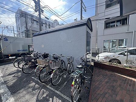 自転車置き場の奥にあるのは24時間ゴミ出し可能の共用部分。