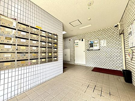 【エントランス】明るく綺麗なのは全体をしっかり管理している証拠です。