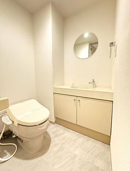 【トイレ】シンプルなデザインのトイレです。温水洗浄便座が付いています。