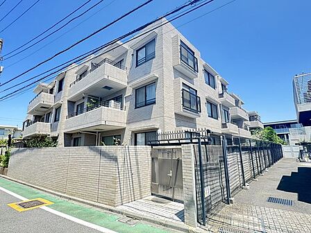 3階建3階部分の最上階です。徒歩圏にスーパー・コンビニがありますので、住環境良好です。