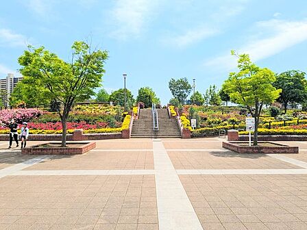 足立区立新田さくら公園 徒歩4分。 270m
