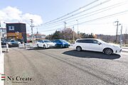 駐車場は3台、縦列も含めると5台ほど駐車可能です