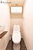 トイレ：トイレットペーパーの収納に便利な背面収納つき