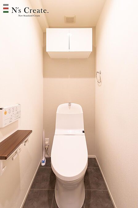トイレットペーパーの収納に便利な背面収納つき