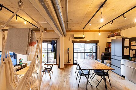 南向きのため、晴れの日は日の光はお部屋を明るく照らします