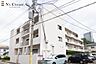 外観：エントランス向かって左側を下ると駐車場・駐輪場があります