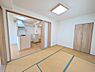和室：リビングやキッチンと隣接した使い勝手の良い和室です。引き戸を開放すればLDKと一体感のある空間として広く使え、扉を閉めれば個室としても活用可能。収納も完備されています。