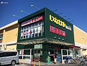 いなげやina21小平天神店 徒歩2分。 90m
