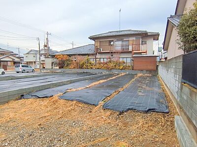 外観：【現地写真】建築中。　『加須市久下2丁目　3号棟』　土地面積42.04坪。