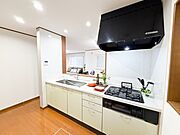 2階キッチン｜ビルトインコンロを新調し、清潔感と使いやすさを兼ね備えたキッチンに。■2025年10月下旬リフォーム完成