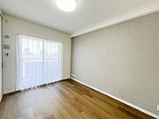 リビング隣接の和室を洋室にリノベーション！襖は引き込み扉に、押し入れはクローゼットへ生まれ変わり、使い勝手がぐっと向上しました！■2026年2月下旬リノベーション完成
