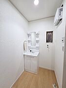 新しく交換済みの洗面化粧台で、家族みんなの毎日がもっと快適に
