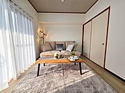 リビングに隣接した6.0帖洋室は、バルコニーに面した大きな窓からの陽光が心地よい空間