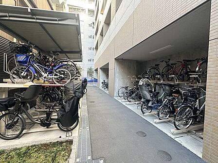 自転車好きも安心、駐輪場付の物件です。月額300円～400円／台