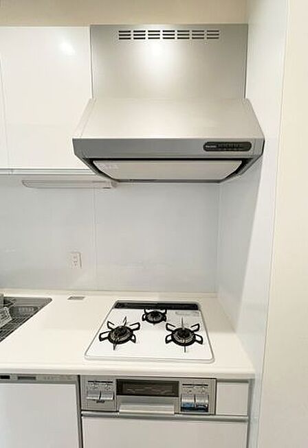 コンロ三口あり。調理の時間短縮ができて大変便利です。