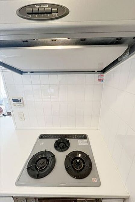 コンロ三口あり。調理の時間短縮ができて大変便利です。