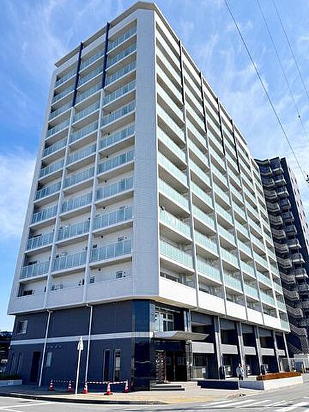 主要採光面が南西向きで、昼から夕方の日当たりが良好です。玄関にアルコーブあり。ドアの開閉時に部屋の中が見えないプライベートに配慮した造りです。