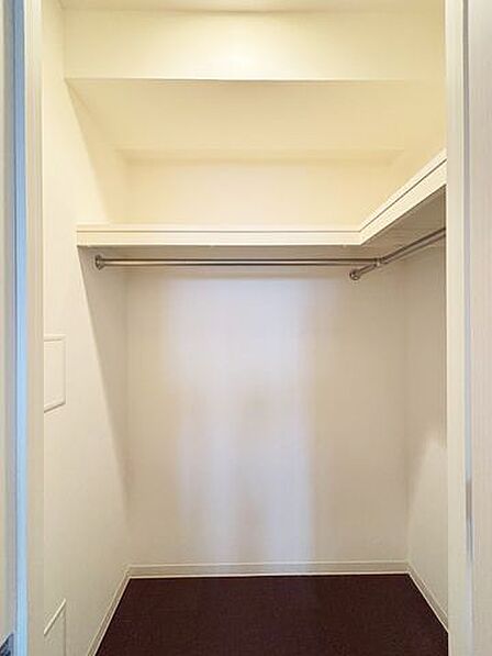 ウォークインクローゼットあり。一部屋に集めて収納できるので必要な物をすぐに見つけられます。