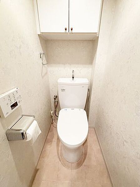 温水洗浄便座付き。洗浄だけでなく、感染症を防止して健康を守ります。