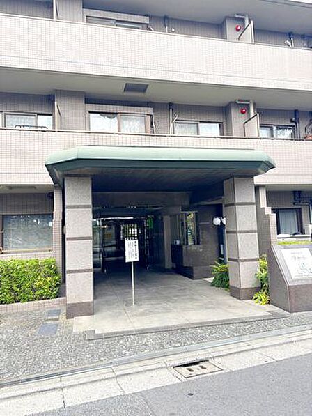駅まで平坦な道のりなので、お年寄りやお子様でも歩きやすい環境です。