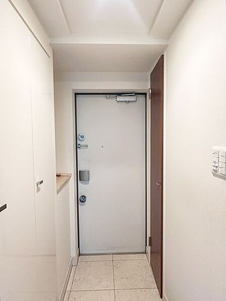 シューズボックス付で玄関もスッキリ収納できます。2ヶ所に鍵を設けているので、ピッキング等による不審者の侵入を防止できます。