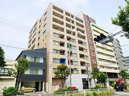 高い耐久性や断熱・気密性、防音性に優れた鉄筋コンクリート構造です。主要採光面が南向きで、1日を通して日当たり良好です。
