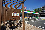コンビニ「ファミリーマート吹田上山手町店まで274m」