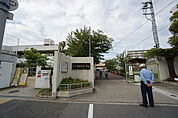 小学校「吹田市立東佐井寺小学校まで572m」