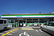 コンビニ「ファミリーマート吹田五月が丘北店まで99m」