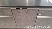 たくさんの洗い物を一気に洗うことのできる便利な食洗器は、忙しい毎日の家事の時間・負担を減らしてくれる嬉しい機能ですね♪シンク下の収納と一緒になっているので目立たず生活感を隠せます◎