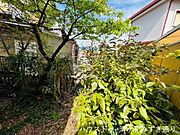 河津桜や西洋ジャスミン、もみじ、ドウダンツツジが彩るお庭付きの住まい。リビングから四季折々に表情を変える庭を眺めながら、ゆったりとした時間を過ごせます♪