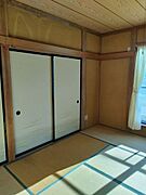 2F約8帖和室・・・畳に直接座る昔ながらの日本のライフスタイルは、天井までの空間を広く感じることができるため、開放感のあるリラックス空間を作りだしてくれる効果があります(^^♪