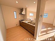 2F18.5帖LDK・・・壁に仕切られた壁付けキッチンと比べると、キッチンからの声や、反対にリビング・ダイニングからの声が届きやすく、一緒に暮らす家族とのコミュニケーションが取りやすくなります◎