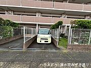 お部屋専用の駐車場付きで、車の出し入れがとてもスムーズ◎自宅からすぐアクセスできるため、雨の日や荷物の多い日も快適で安心！日常の利便性をぐっと高める設備です！