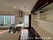 2F19.7帖LDK・・・キッチン背面にも収納が備え付けられているので、ごちゃごちゃして物が見つかりにくいキッチン回りもスッキリ収納して使いやすくなりそうです(^O^)／