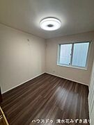 1F5.3帖洋室・・・5.3帖程度のお部屋にシングルベッドを置くと、お部屋の半分は生活スペースとして確保できます◎生活動線を確保しやすく、テレビボードやチェストなど複数の家具を置けますよ！