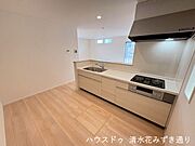 1F20帖LDK・・・調理スペースが広いカウンターキッチン。下ごしらえや盛り付けもスムーズにでき、お子様と一緒に料理を楽しむ時間もゆったり過ごせます。