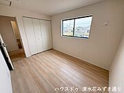 2F東側6帖洋室・・・東側に位置する洋室は、朝日をたっぷり取り込めるため、目覚めの時間から自然光で爽やかに過ごせます！日中は柔らかい光が差し込み、明るく心地よい空間♪朝の光で気持ちよくスタート！
