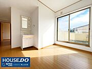 2階の踊り場は広々スペース+洗面台付き！アイロン台を置けば、洗濯物を取り込む→アイロンをかける→部屋に持っていくの作業がここ1カ所で集約できます！洗濯物が多く忙しいお母さんの強い味方！
