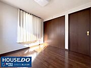 【朝日の暖かさを感じるお部屋！南向きの窓から心地よい光】窓から明るい陽光がたっぷりと差し込む洋室は、目覚めも気分も爽快に！お日様の温もりを感じながら、ゆったりとした時間を過ごせますね。
