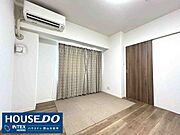 窓からたっぷりの光が差し込む洋室は、お子様のお部屋にぴったりですね。お洋服やおもちゃもたっぷり収納できるクローゼット付きで、お部屋をいつでもすっきり保てます！