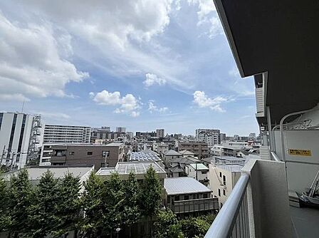 【眺望】窓を開けると、日常の生活に彩りを添える素敵な景色が望めます。