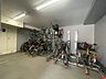 その他：【共用部分】屋内型で天候の影響を受けにくい広々とした駐輪場。自転車をしっかりと保管できる安心のスペースです。