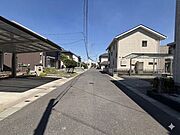 ゆとりある道路幅でお車の出し入れも安心