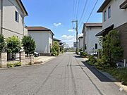 交通量が比較的少なく、落ち着いた住環境が保たれています。