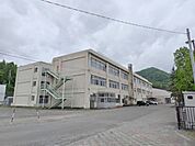 平和小学校 《小学校》徒歩7分のため、お子様も無理なく安心して通うことができます。 550m
