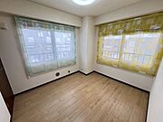 ≪洋室2≫約5.2帖の洋室。二面採光で陽当たり良好です。