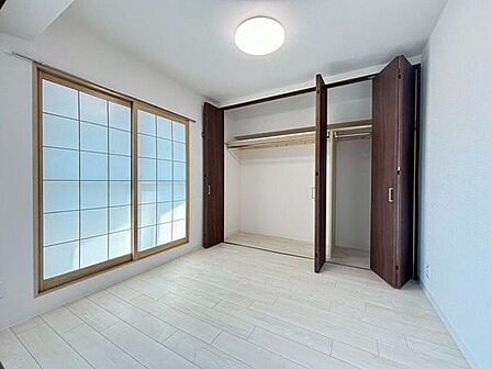 ≪洋室1≫リビングの延長として、お子様のお昼寝や遊び部屋など様々な用途でお使いいただけます。