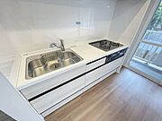 《キッチン》3口ガスコンロで効率的にお料理可能！収納豊富なシステムキッチンです。